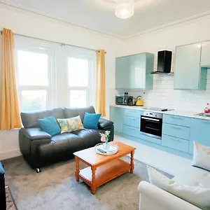  Apartment Flat-c, 4 Adults, 20 Mins To Beach, Netflix, Wifi, Sleeps 4 Adults United Kingdom