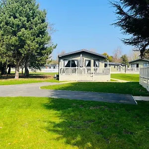 Holiday home Reynards Retreat With Hot Tub, Barmby on the Moor