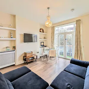  Holiday home Town Centre House For 6 Guests United Kingdom
